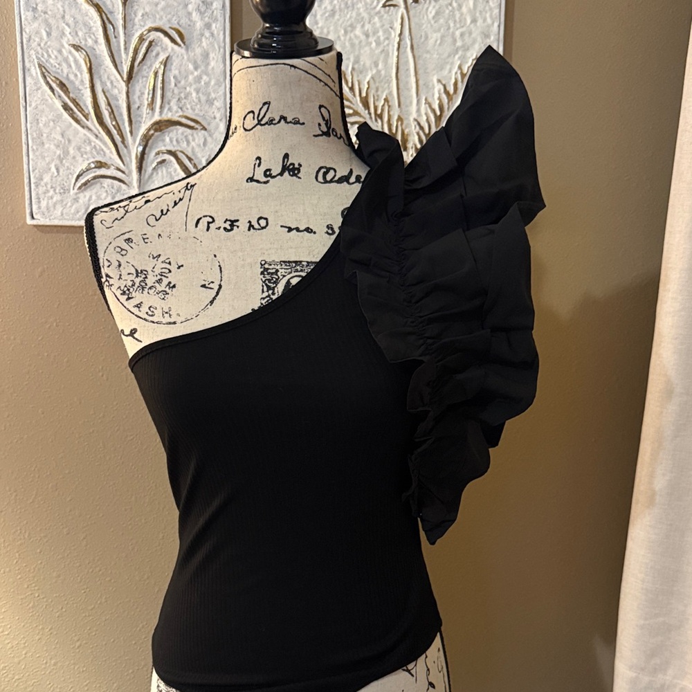 Vici Black One-Shoulder Ruffle Blouse